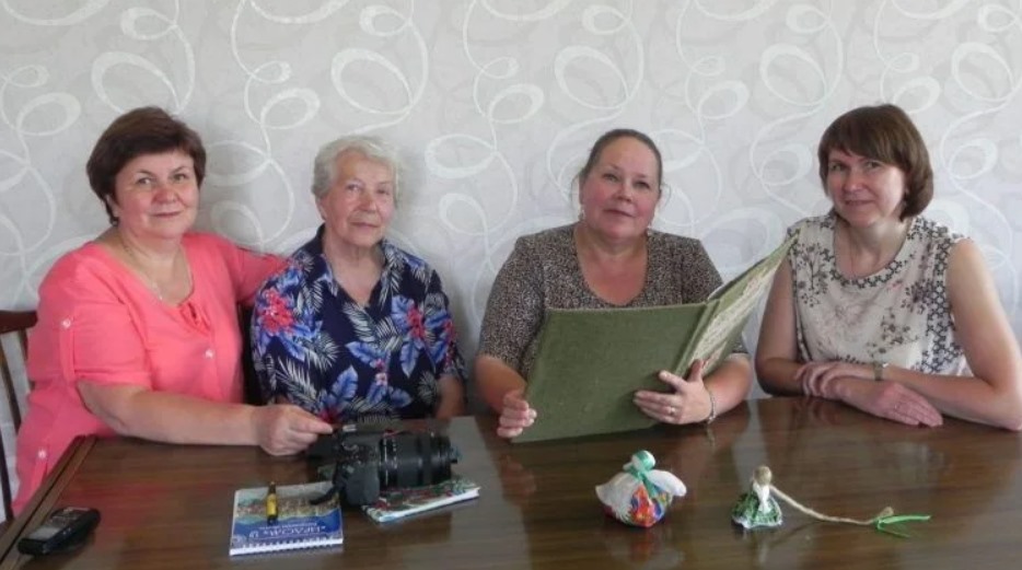 Арья Альквист (третья слева). Фото из фольклорной экспедиции в село Боговарово Ярославской области в августе 2019 года.